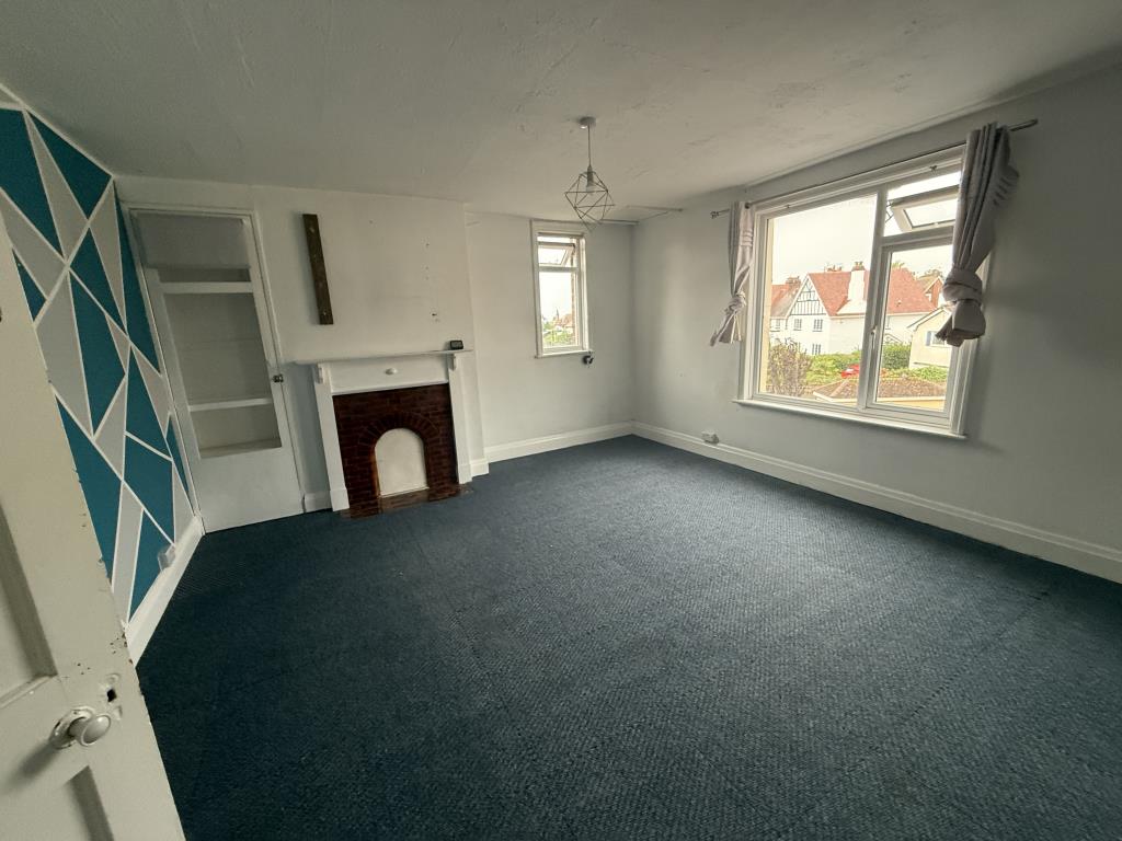 Lot: 35 - MAISONETTE FOR REFURBISHMENT WITH POTENTIAL - General view of the living room